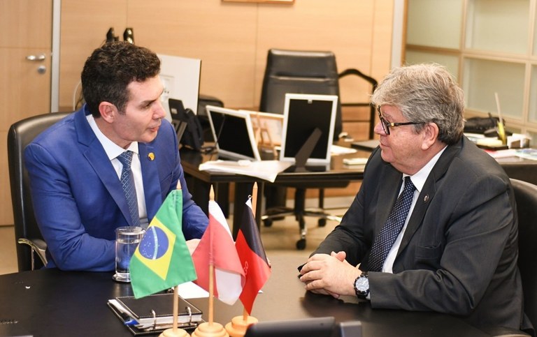 João Azevêdo pede liberação das obras da barragem Cupissura e de habitação ao ministro das Cidades