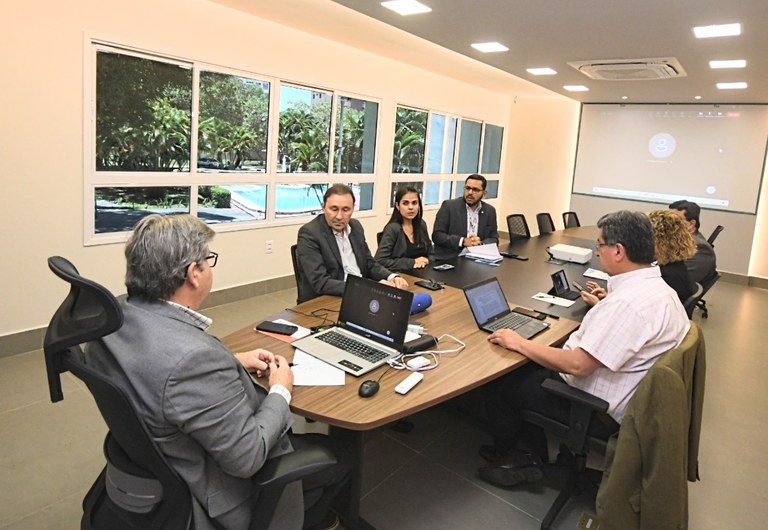 João Azevêdo se reúne com representantes do Banco Mundial e define cronograma para início da obra da Adutora do Cariri