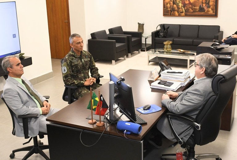 João Azevêdo recebe novo comandante do 1º Grupamento de Engenharia e discute parcerias para obras de infraestrutura