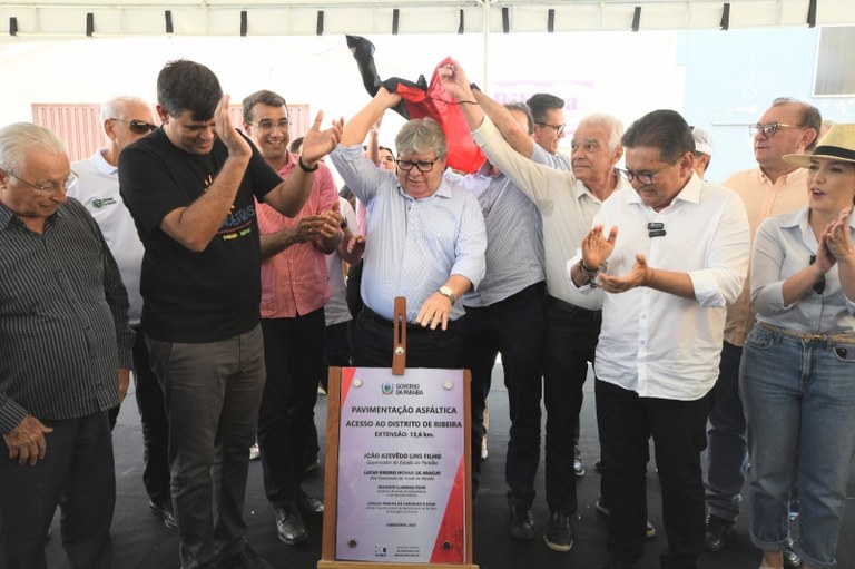 João Azevêdo entrega obras de pavimentação asfáltica, cisternas e anuncia investimentos em segurança hídrica em Cabaceiras