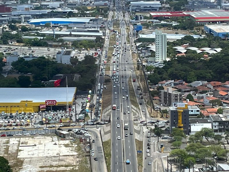 Colisão entre três carros deixa trânsito parado na BR-230, na Grande João Pessoa