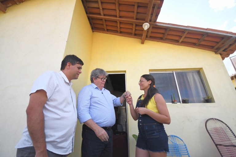 João Azevêdo entrega casas e inspeciona obras de construção de escola, creche e estrada em Cabaceiras