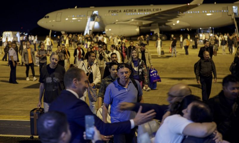 Paraibanas que estavam em Israel chegam ao Brasil em voo da FAB