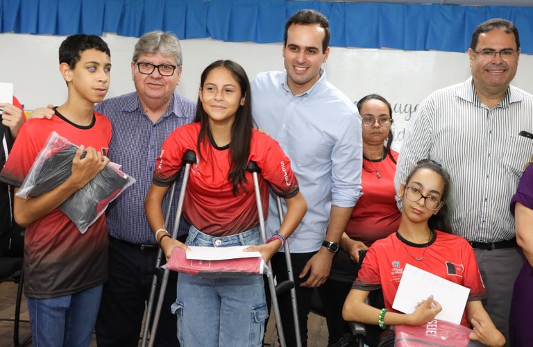 João Azevêdo entrega uniformes esportivos e passagens aéreas a paratletas que irão disputar Paralimpíadas Escolares em São Paulo