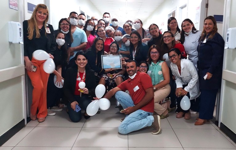 Idosa passa mais de dois meses internada no Hospital Metropolitano e presta homenagem à equipe ao receber alta