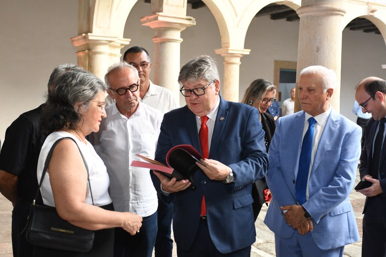 João Azevêdo participa de lançamento de livro sobre governantes e destaca importância da obra para preservação da história da Paraíba