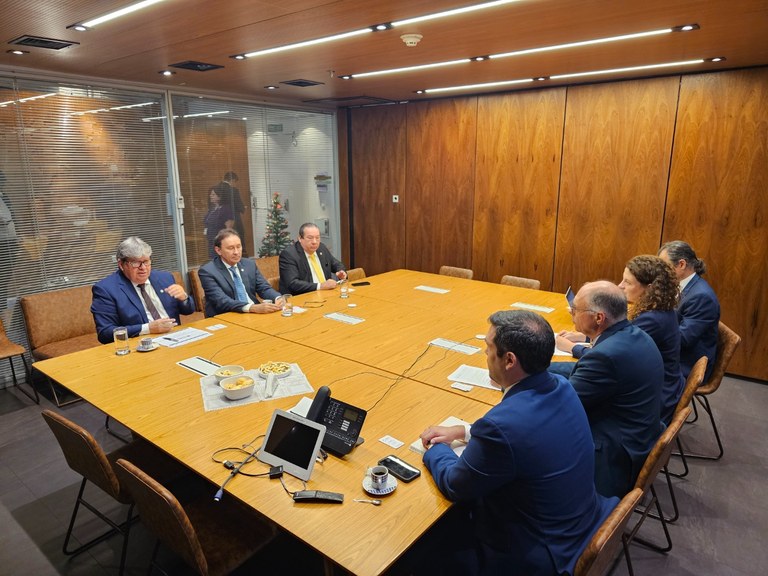 João Azevêdo dialoga sobre projetos de mobilidade urbana e investimentos em saneamento com a Agência Francesa de Desenvolvimento