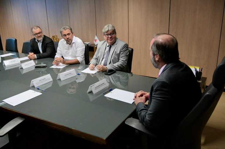 João Azevêdo discute medidas que garantem investimentos em energias renováveis no Nordeste com ministro das Minas e Energia