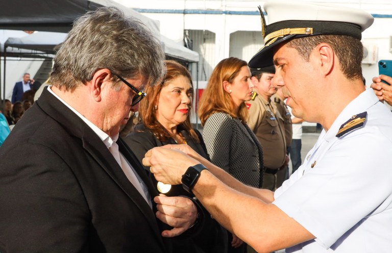 João Azevêdo recebe homenagem da Marinha do Brasil na Paraíba pelas parcerias firmadas com a instituição