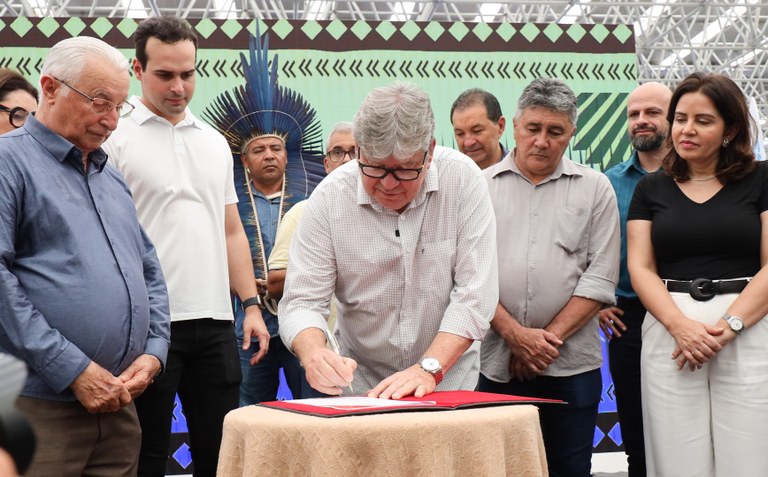 João Azevêdo autoriza implantação de 90 bancos de sementes em visita à II Feira Nordestina da Agricultura Familiar e da Economia Solidária