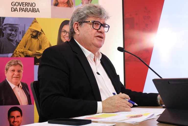 João Azevêdo anuncia R$ 2,24 bilhões em pagamento das folhas de novembro e dezembro, 2ª parcela do 13º, abono natalino e prêmios da Educação