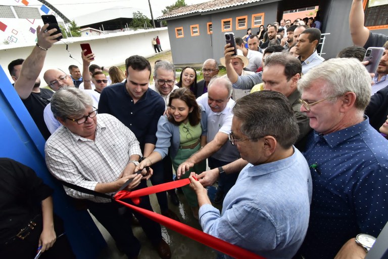 João Azevêdo inaugura Ginásio Poliesportivo da Apae em Campina e anuncia construção de piscinas cobertas