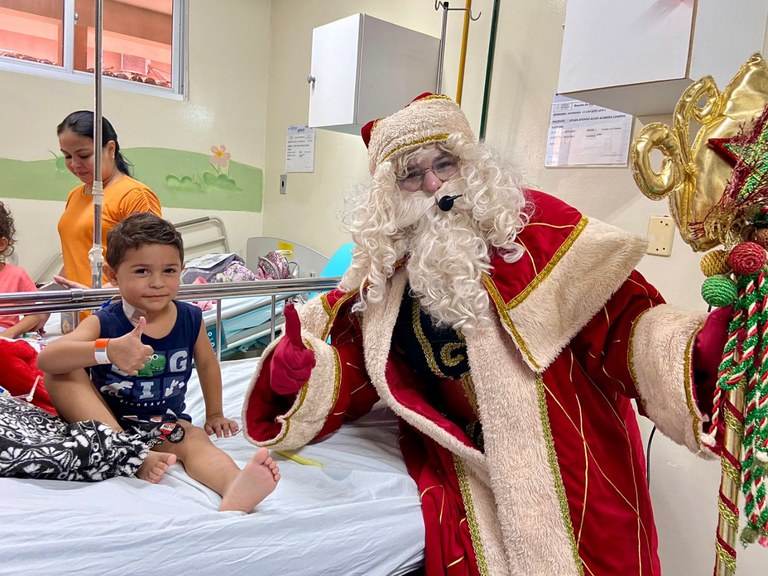 Crianças internadas no Complexo Pediátrico Arlinda Marques recebem a visita do Papai Noel