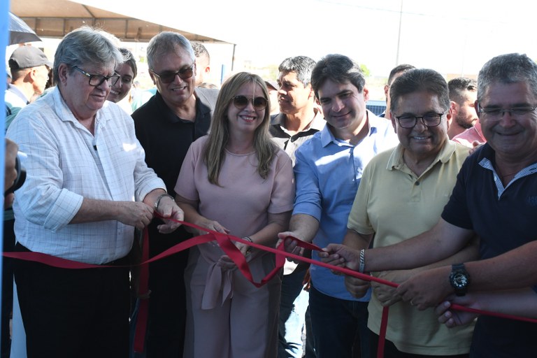 João Azevêdo entrega escola, habitação e inspeciona obras de mobilidade urbana em Areial, Puxinanã e Campina Grande