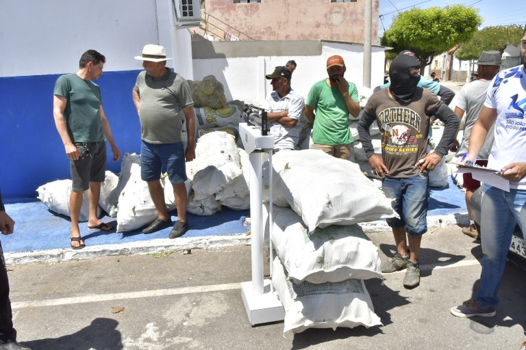 Governo da Paraíba distribui mais 40 toneladas de alimentos para famílias em situação de insegurança alimentar no Sertão