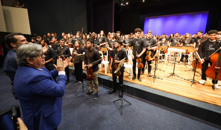 João Azevêdo prestigia concerto de fim de ano do Prima e destaca poder de transformação da música