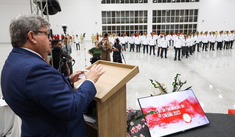 João Azevêdo prestigia formatura de oficiais do Corpo de Bombeiros e assina ato de promoção de formandos