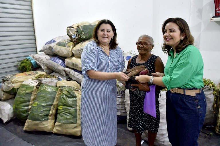 Governo da Paraíba distribui mais de 35 toneladas de alimentos no lançamento do PAA em assentamento rural de Mari