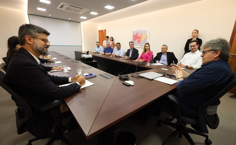 João Azevêdo celebra parceria com a Latam e garante frequência de 280 voos mensais da companhia aérea em João Pessoa e Campina Grande