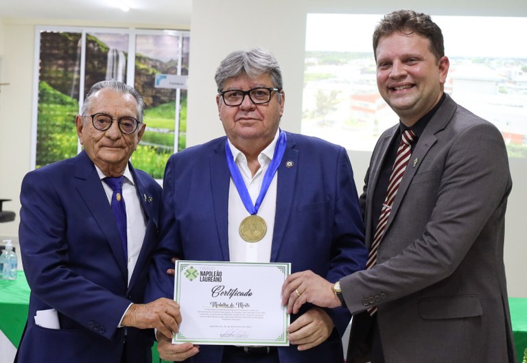 João Azevêdo recebe homenagem do Hospital Napoleão Laureano e destaca investimentos na saúde