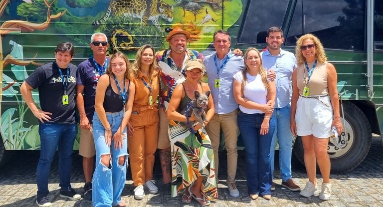 Apresentador e biólogo Richard Rasmussen visita sítios arqueopaleontológicos na Paraíba