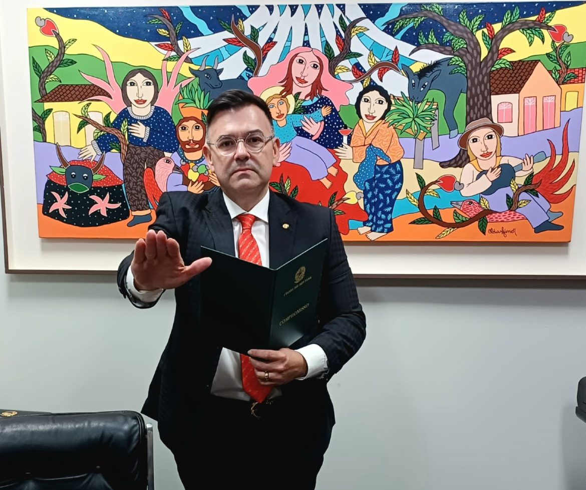 Com gravata de Zé Maranhão, Raniery Paulino é empossado Deputado Federal em Brasília