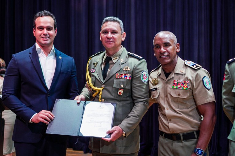 Vice-governador Lucas Ribeiro homenageia veteranos e entrega atos de promoção na Polícia Militar