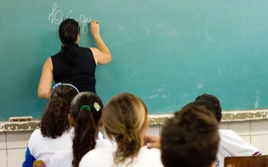 Lei assegura plano de carreira e jornada reduzida a professores da rede pública