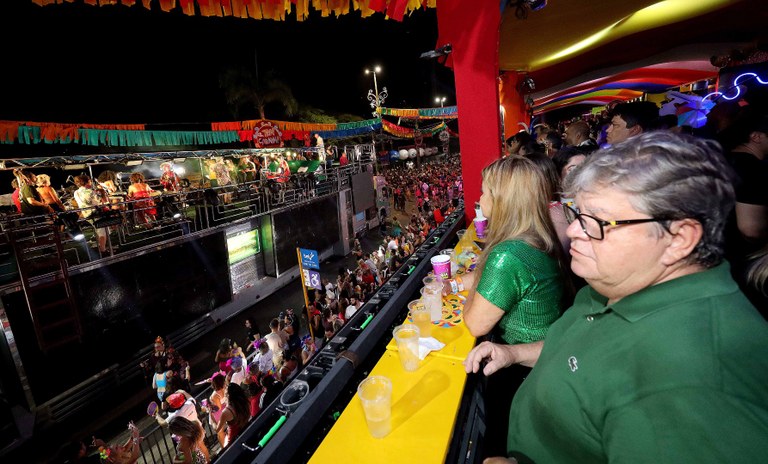 João Azevêdo prestigia desfile das Muriçocas e destaca segurança e colaboração da população