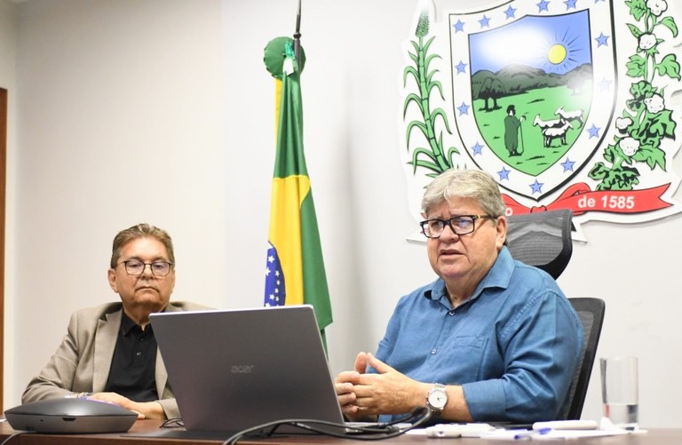 Governo da Paraíba realiza reunião com prefeitos para alinhar estratégias e apresenta ações de combate à dengue