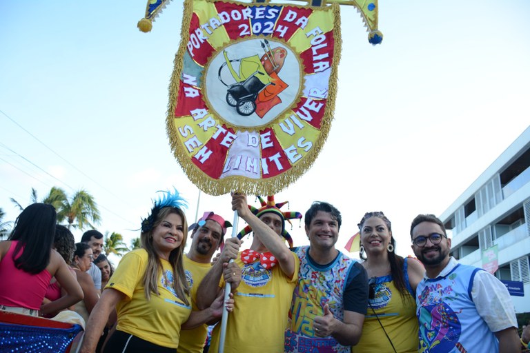 Bloco Portadores da Folia reúne centenas de foliões em desfile pela orla da Capital