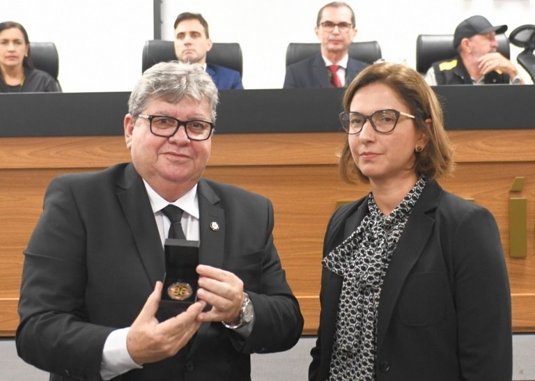 João Azevêdo participa de solenidade dos 80 anos da Polícia Federal e é agraciado com medalha comemorativa