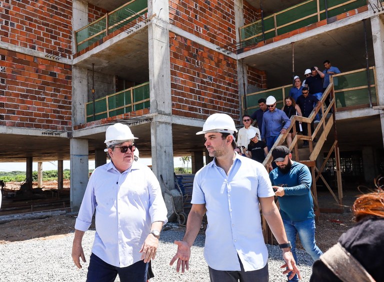 João Azevêdo e ministro do Turismo visitam obras do Polo Turístico Cabo Branco e destacam importância do equipamento para a população paraibana