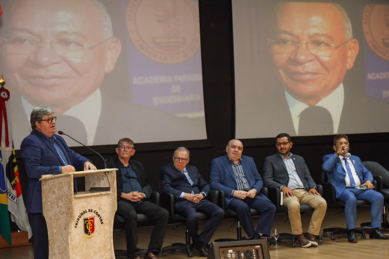 João Azevêdo prestigia lançamento de livro de Guarany Marques Viana e destaca legado deixado pelo professor