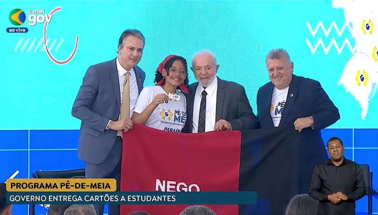 Aluna da rede estadual recebe cartão do Pé-de-Meia do presidente Lula durante cerimônia no Palácio do Planalto