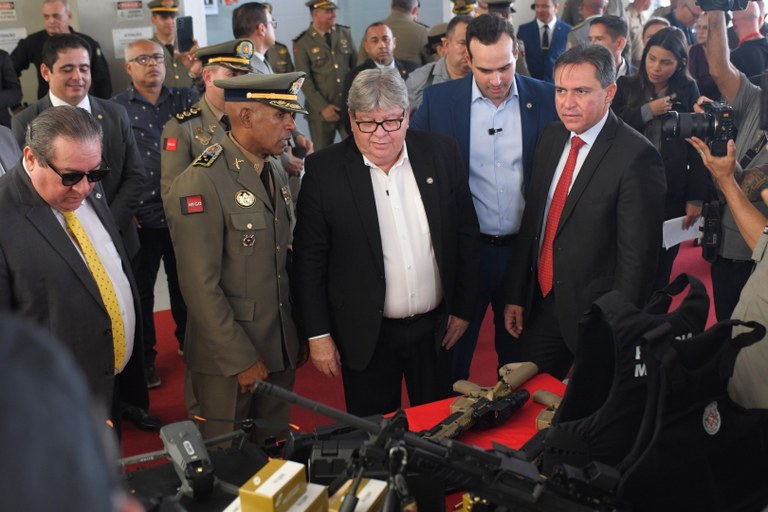 João Azevêdo entrega novos equipamentos e armamentos em solenidade alusiva ao aniversário de 192 anos da Polícia Militar