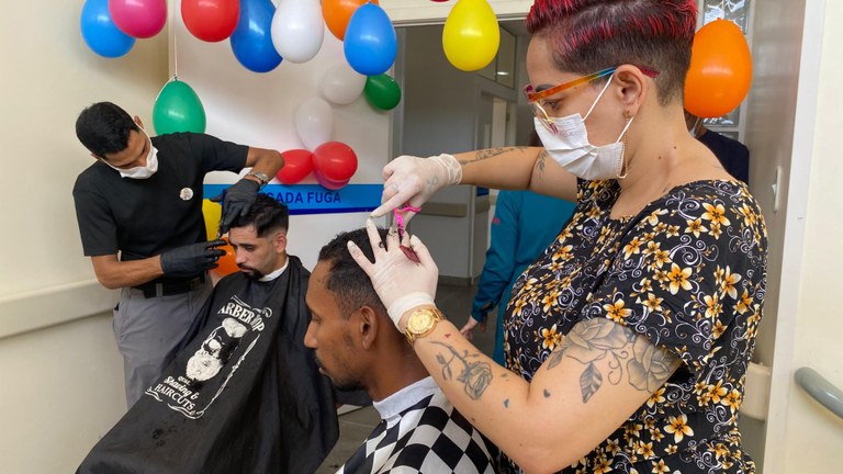 Pacientes do Hospital de Trauma de Campina Grande recebem ação de corte de cabelo
