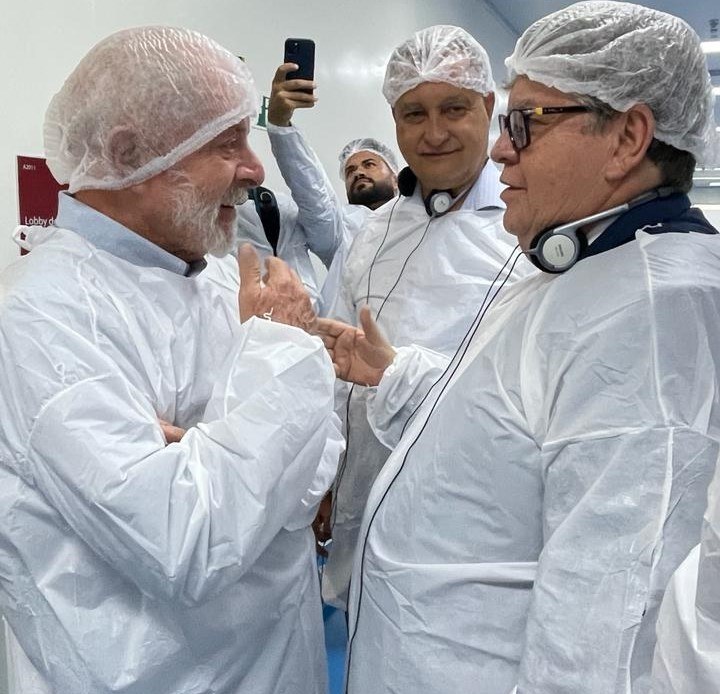 João Azevêdo prestigia inauguração de fábrica de medicamentos para atender pacientes hemofílicos com presença de Lula