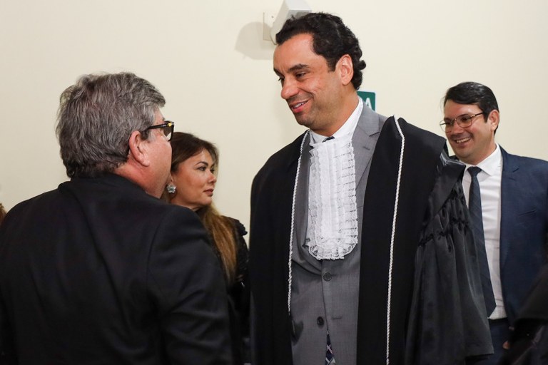 João Azevêdo prestigia posse de jurista Roberto D’Horn como juiz do TRE-PB