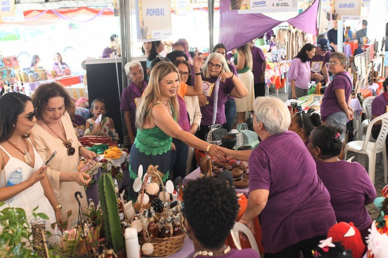 Primeira-dama do Estado prestigia feira de artesanato do Cendac e destaca importância do evento na geração de renda para as artesãs