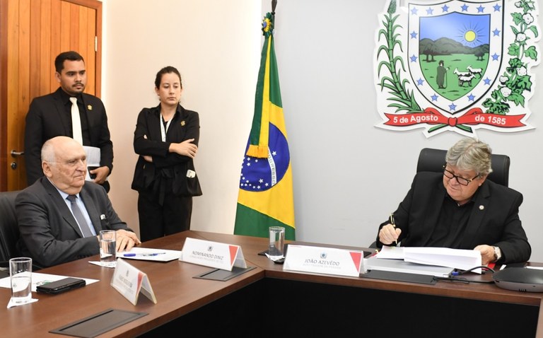 João Azevêdo assina PCCR e Lei Orgânica do TCE e instituição celebra conquistas