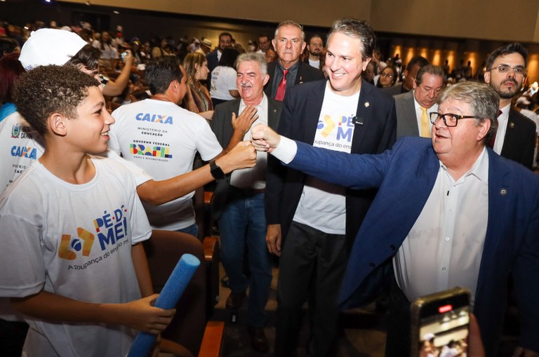 João Azevêdo destaca investimentos na educação no lançamento do programa Pé-de-Meia na Paraíba