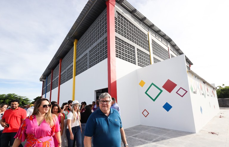 João Azevêdo inspeciona obras em Sousa e destaca investimentos do Governo em educação no município