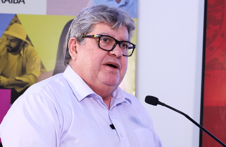 João Azevêdo anuncia pagamento da primeira parcela do 13º e o salário de maio, somando mais de R$ 1 bilhão para os servidores