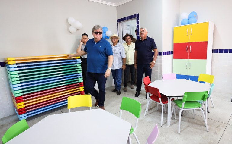João Azevêdo entrega creche e ginásio poliesportivo e inspeciona obra de mobilidade urbana em São João do Rio do Peixe