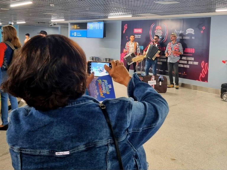 Turistas são recebidos ao som de muito forró pé de serra nos aeroportos da Paraíba