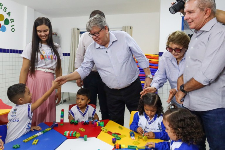 João Azevêdo inaugura creche e autoriza início da construção do 3º Batalhão da Polícia Militar em Patos