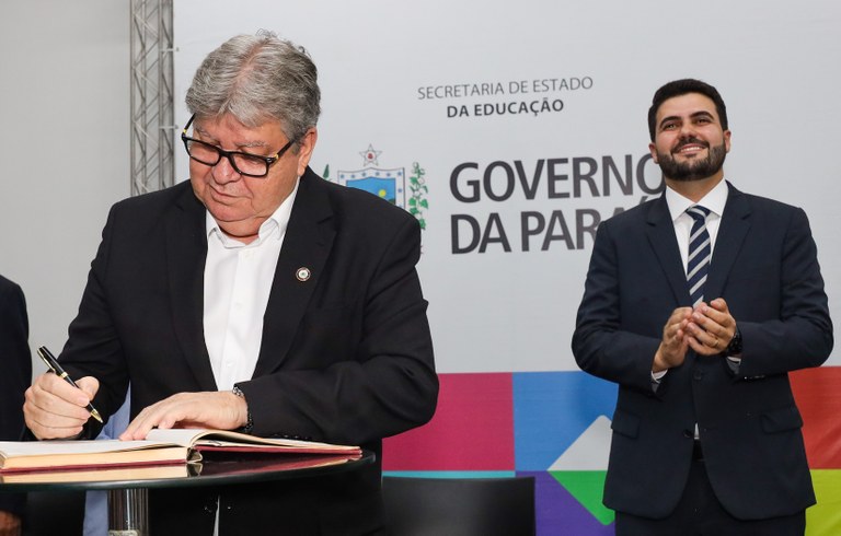 João Azevêdo empossa secretários da Educação e destaca avanços na Rede Estadual de Ensino