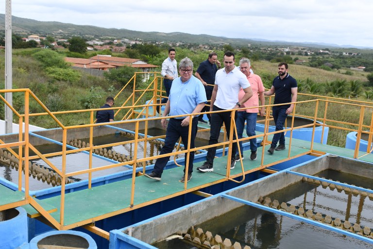 João Azevêdo inaugura adutora e inspeciona obras de habitação e infraestrutura rodoviária em Conceição e Serra Grande