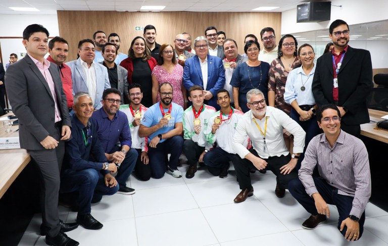 João Azevêdo recepciona estudantes paraibanos premiados em competição internacional de tecnologia